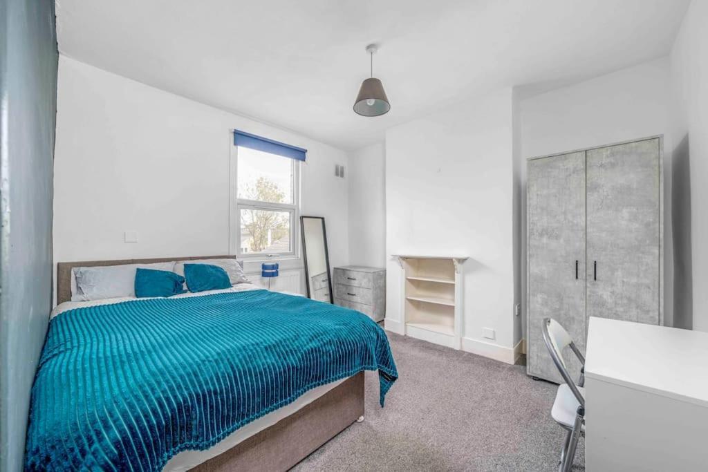 Big House, 5 Beds, 2 Bathrooms, Contractors Dream, Great Transport Links Apartamento Londres