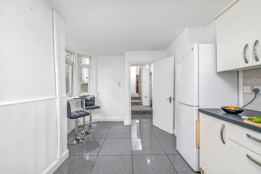 Apartamento Big House, 5 Beds, 2 Bathrooms, Contractors Dream, Great Transport Links