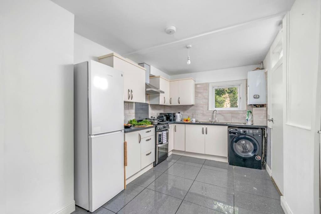 Big House, 5 Beds, 2 Bathrooms, Contractors Dream, Great Transport Links Apartamento Londres