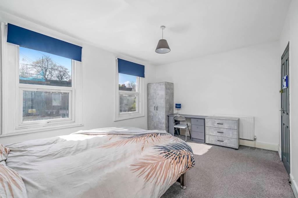 Big House, 5 Beds, 2 Bathrooms, Contractors Dream, Great Transport Links Londres