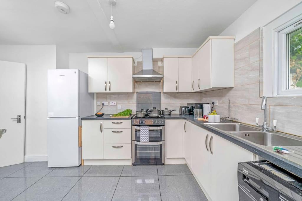 Big House, 5 Beds, 2 Bathrooms, Contractors Dream, Great Transport Links Londres