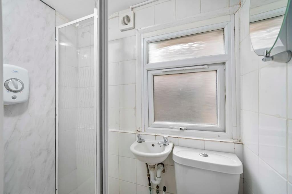 Big House, 5 Beds, 2 Bathrooms, Contractors Dream, Great Transport Links Apartamento