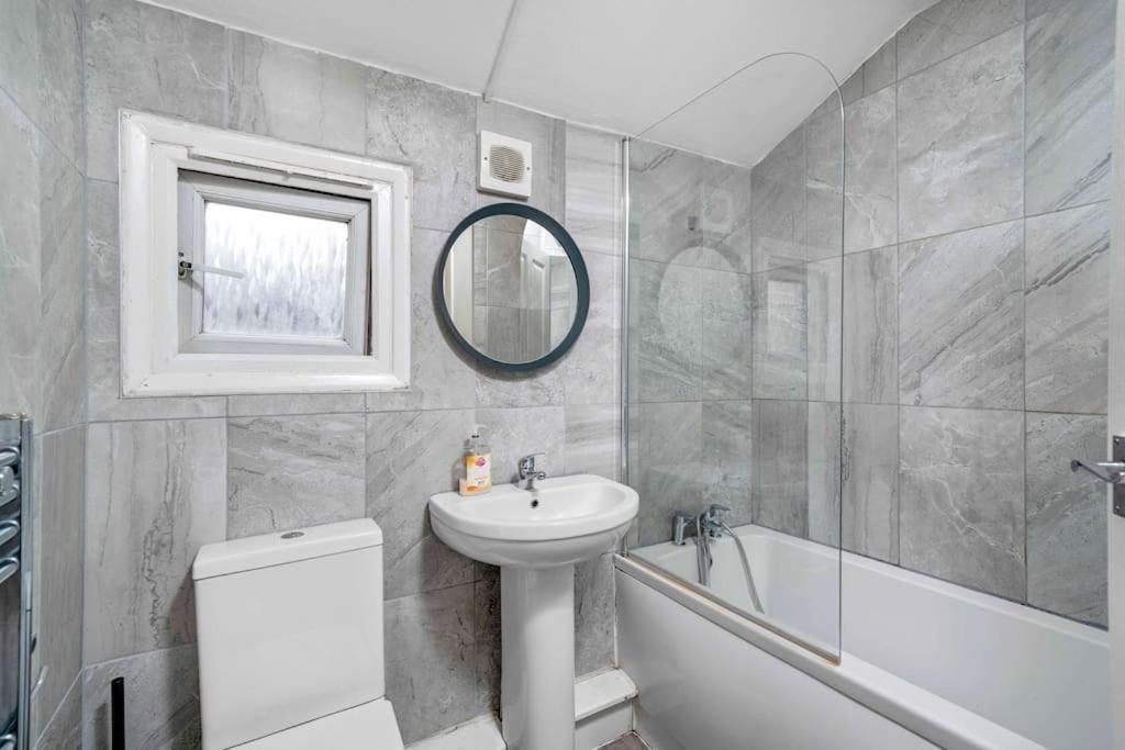Big House, 5 Beds, 2 Bathrooms, Contractors Dream, Great Transport Links Apartamento *