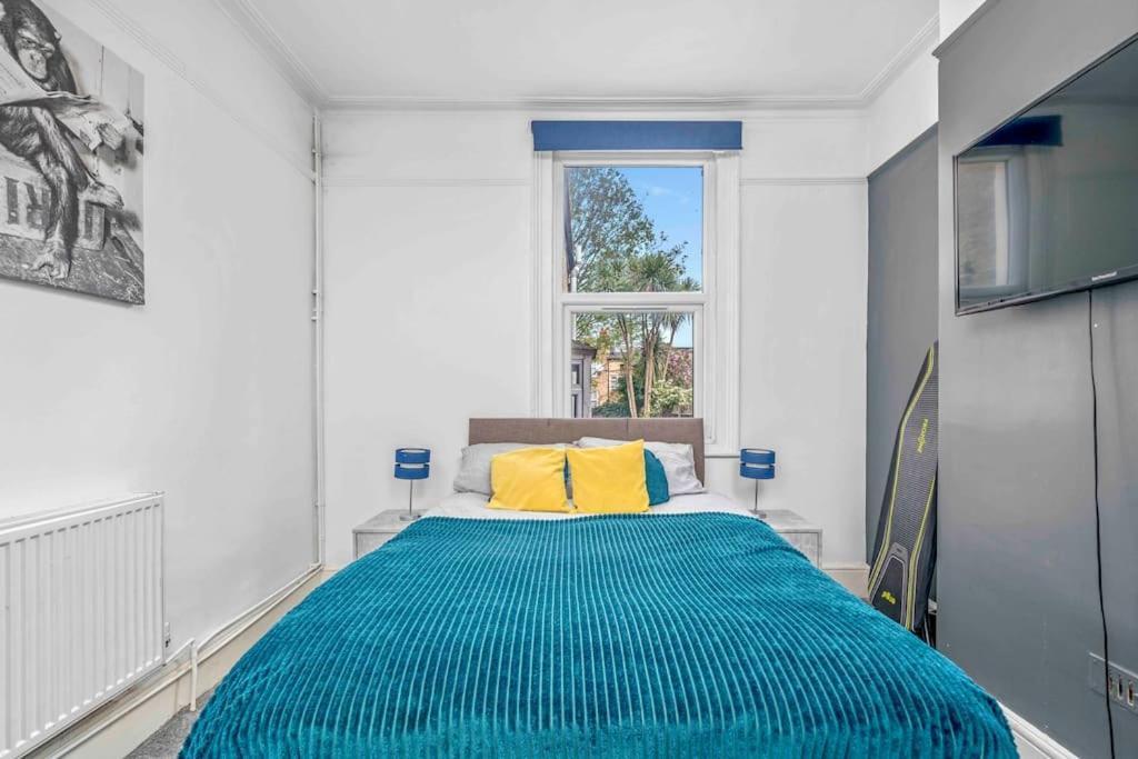 Big House, 5 Beds, 2 Bathrooms, Contractors Dream, Great Transport Links Apartamento
