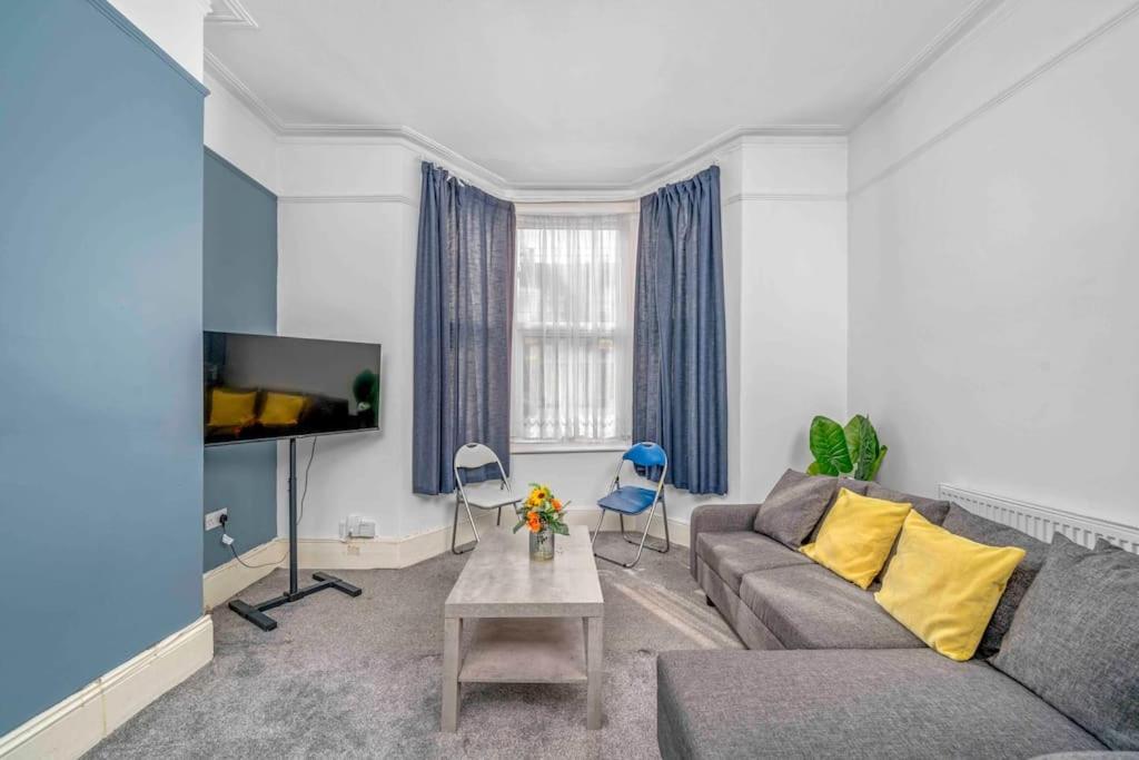 Apartamento Big House, 5 Beds, 2 Bathrooms, Contractors Dream, Great Transport Links