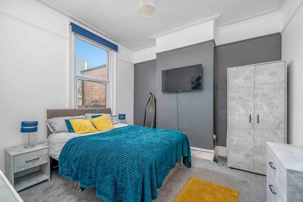 Big House, 5 Beds, 2 Bathrooms, Contractors Dream, Great Transport Links Apartamento