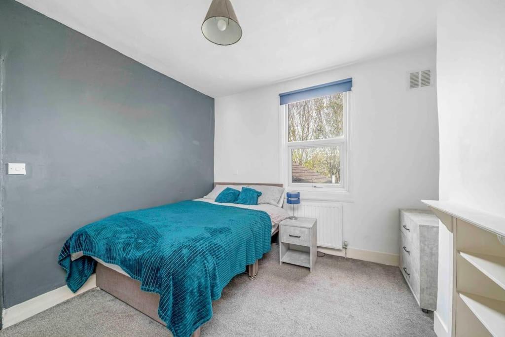 Apartamento Big House, 5 Beds, 2 Bathrooms, Contractors Dream, Great Transport Links